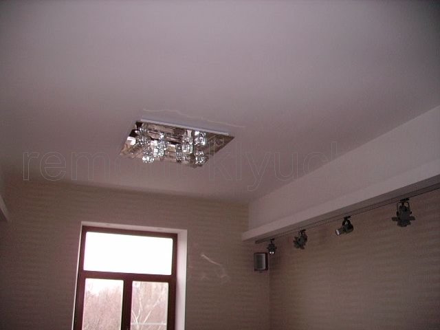 Установка центрального светильника на подвесном потолке и светильников на нише из ГКЛ