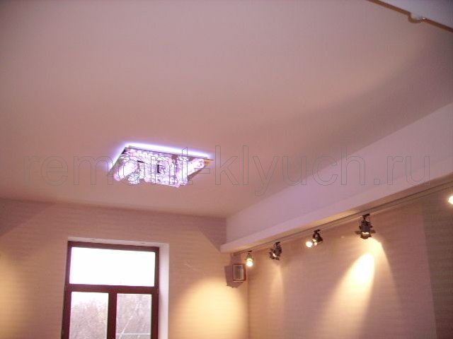 Освещение комнаты центральным светильником подвесного потолка и светильниками в нише стены 