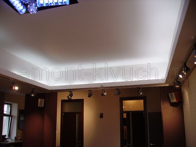 Вид гостинной комнаты при комбинированном освещении подвесного потолка из ГКЛ