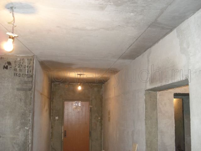 Демонтаж электропроводки, штукатурка, выравнивание стен и потолка гипсовыми составами по направляющим маякам