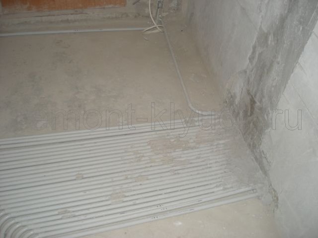 Прокладывание и укладка проводов в трубах ПВХ для скрытой электропроводки по полу квартиры, заделка гипсовыми смесями борозд штробления