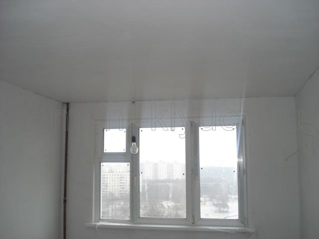 Монтаж пластикового окна, подоконника, трубы отопления, шпатлевка по штукатурке стен и потолка