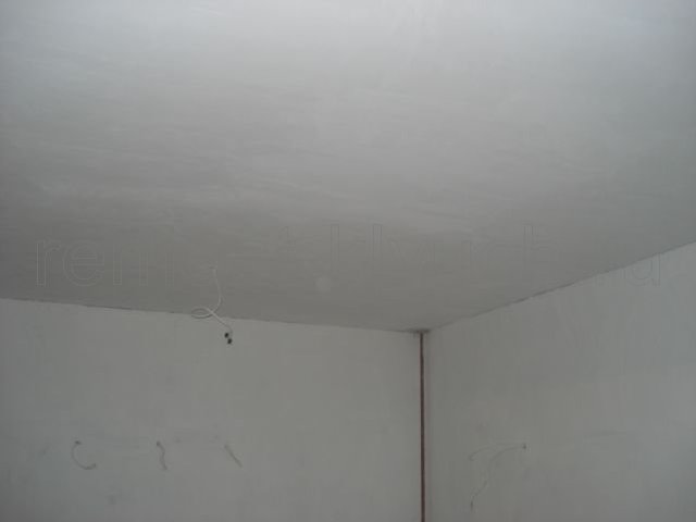 Шпатлевка по штукатурке стен и потолка комнаты