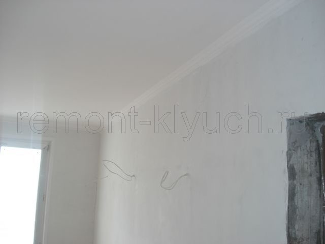 Шпатлевка стен и потолка, монтаж потолочного плинтуса и его окраска