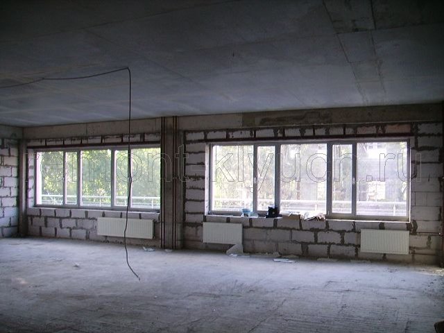 Общий вид помещения с окнами до начала ремонта