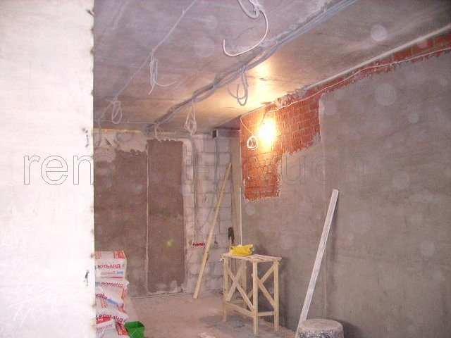 Штукатурка и выравнивание кирпичных стен и стен из пеноблоков гипсовыми материалами по установленным направляющим маякам, протягивание и укладка проводов по потолку