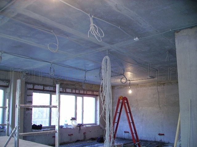 Протягивание и укладка проводов на потолке, монтаж элементов для скрытой электропроводки в подвесном потолке, укладка керамзита на полу