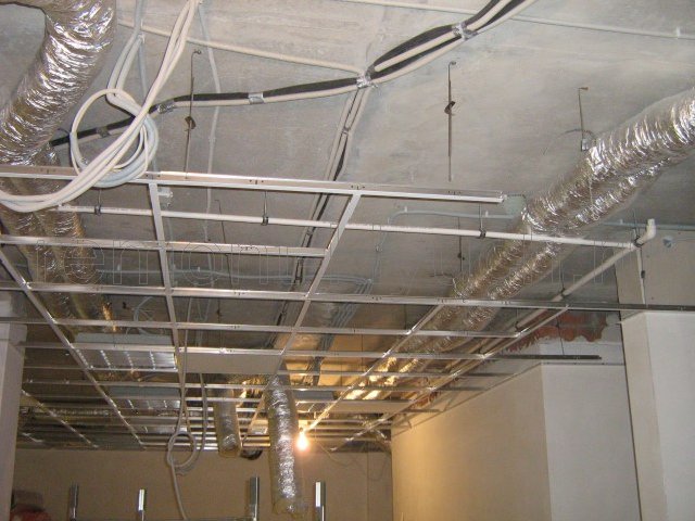 Устройство вентиляции в подвесном потолке из гофротруб, устройство основы металлокаркаса для подвесного потолка из плит 