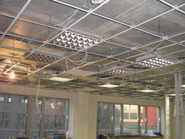 Монтаж светильников в подвесном потолке из плит 