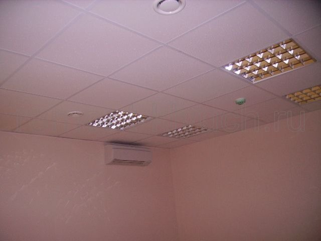 Вид устройства подвесного потолка из плит 