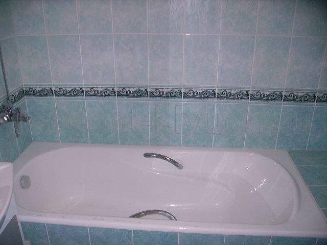 Установка ванны, смесителя, стойки для лейки душа, облицовка экрана ванны и стен санузла керамическими плитками с затиркой швов