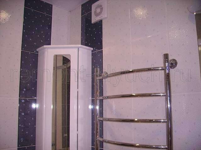 Облицовка стен санузла керамическими плитками с затиркой швов, установка вентилятора, полотенцесушителя, шкафчика