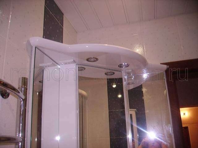 Устройство подвесного реечного потолка с встроенными светильниками, установка мебели для ванной комнаты