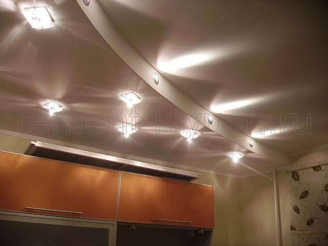 Готовое устройство подвесного потолка на кухне из ГКЛ на основе металлокаркаса с встроенными светильниками, установка кухонной мебели