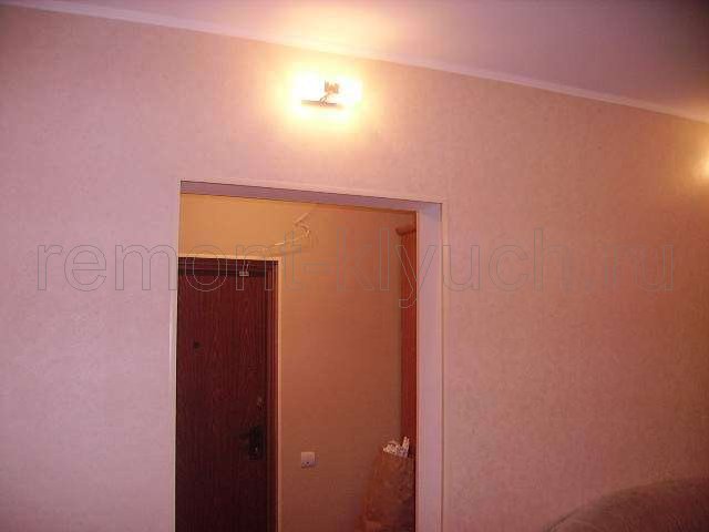 Оклеивание стен комнаты виниловыми обоями, установка настенного светильника