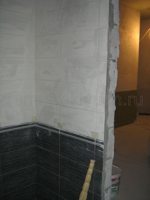 Облицовка стен санузла керамической плиткой с устройством бордюра и затиркой швов