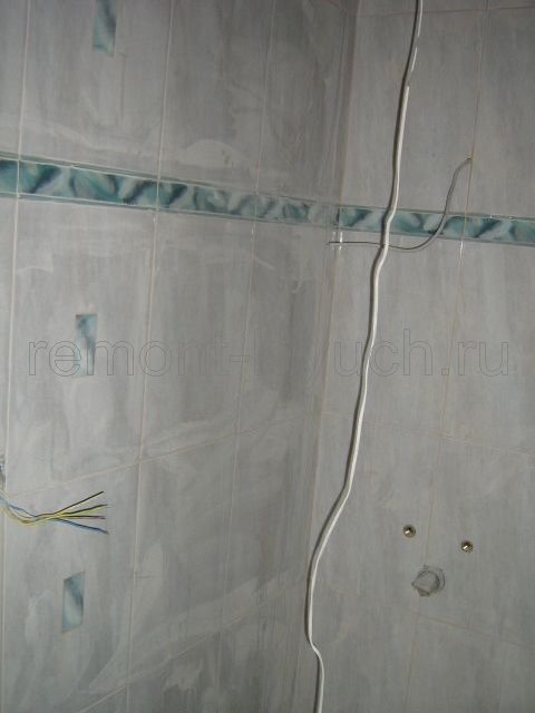 Облицовка стен санузла керамической плиткой с устройством бордюра и затиркой швов, монтаж элементов для подключения сантехники