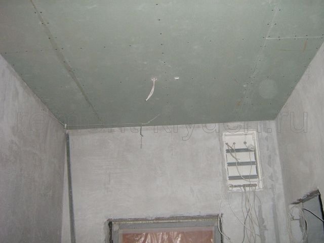 Устройство подвесного потолка из гипсокартона, высверливание отверстий в гипсокартоне для прокладывания проводов, монтаж элементов для установки автоматов и электрощита 