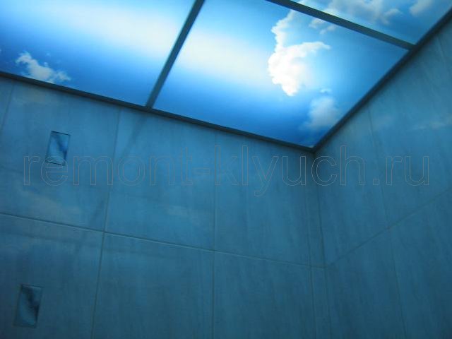 Готовый подвесной потолок с подсветкой в санузле, облицовка стен санузла керамической плиткой с декором