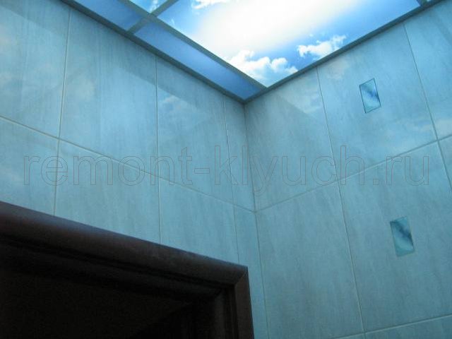 Готовый подвесной потолок с подсветкой в санузле, облицовка стен санузла керамической плиткой с декором, монтаж дверного блока