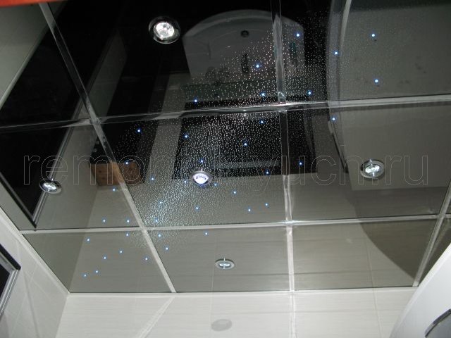 Общий вид глянцевого подвесного потолка в санузле с точечными светильниками