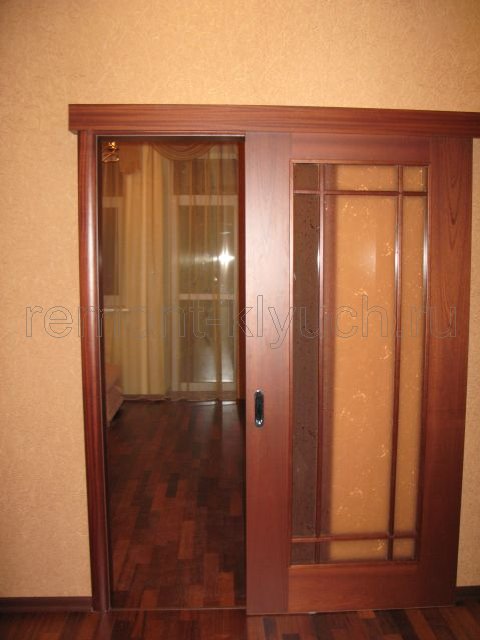 Монтаж дверного блока типа раздвижной с полотнищем двери с остеклением, доборами, наличниками 