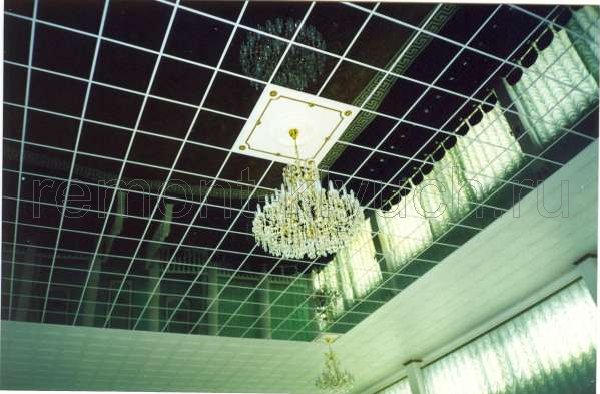 Вид подвесного зеркального потолка на регулируемом подвесе, установка люстр освещения на потолке в зале