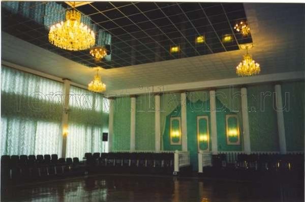 Бальный зал при полном освещении люстр подвесного потолка, установка кресел для зрителей