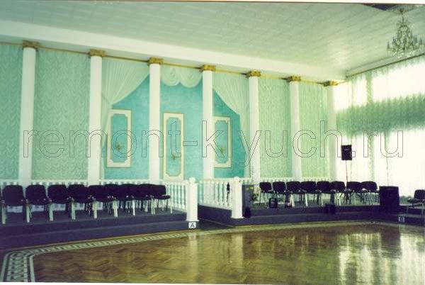 Вид после ремонта на подиумы, покрытими ковролином с установленными на них креслами, на ограждения балюстрады деревянные, покрытые краской, на стену, отделанную венецианской штукатуркой с колороми декоративными элементами и гипсовыми колоннами