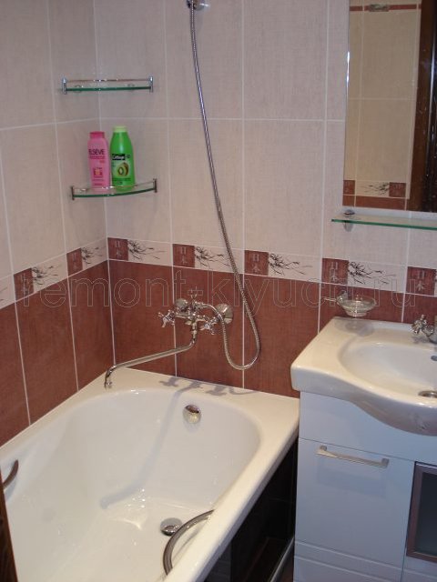 Облицовка стен ванной комнаты керамическими плитками двух тонов с устройством бордюра, затиркой швов, установка ванны, Мойдодыра, смесителей