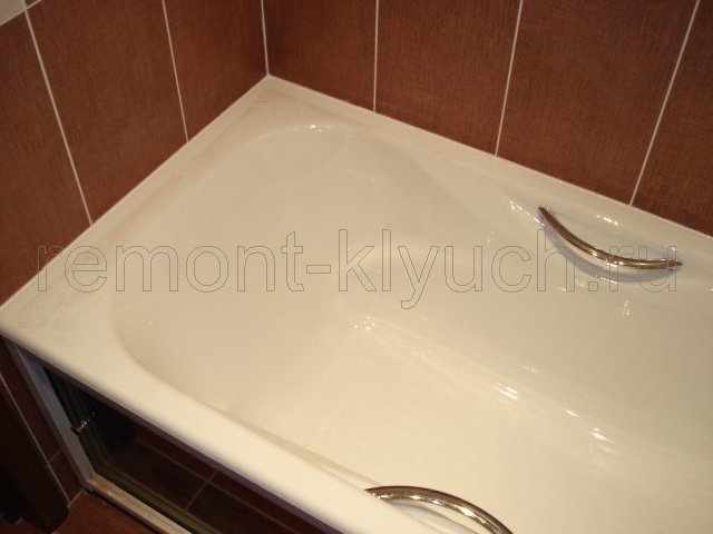 Облицовка стен ванной керамической плиткой с затиркой швов, установка ванны, экрана ванны