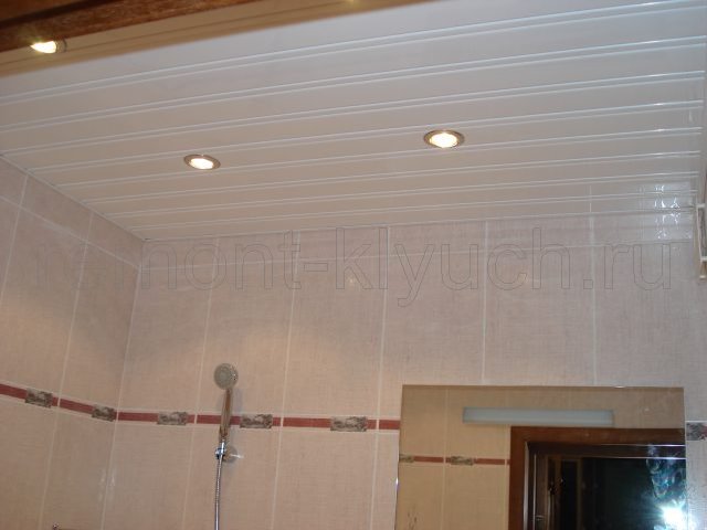 Облицовка стен ванной керамической плиткой с затиркой швов, устройство бордюра, устройство подвесного реечного потолка с встроенными светильниками, навеска зеркала
