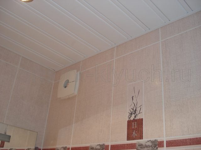 Облицовка стен ванной комнаты керамическими плитками с декором, установка реечного потолка и вентилятора