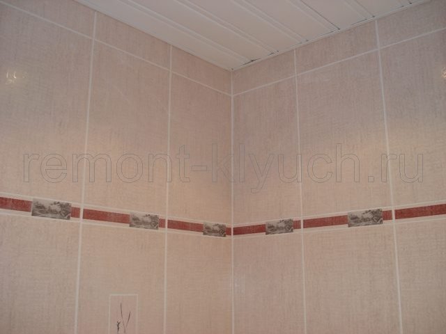 Облицовка стен ванной комнаты керамическими плитками с затиркой швов, устройство керамического бордюра