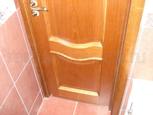 Установка дверного блока в ванной комнате с доборами и наличниками, врезка замка