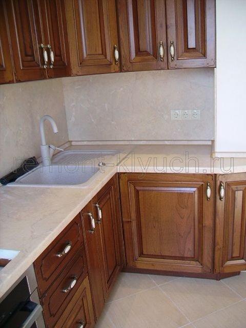 Вид напольного покрытия на кухне из керамических плиток стандартоного размера и затиркой швов