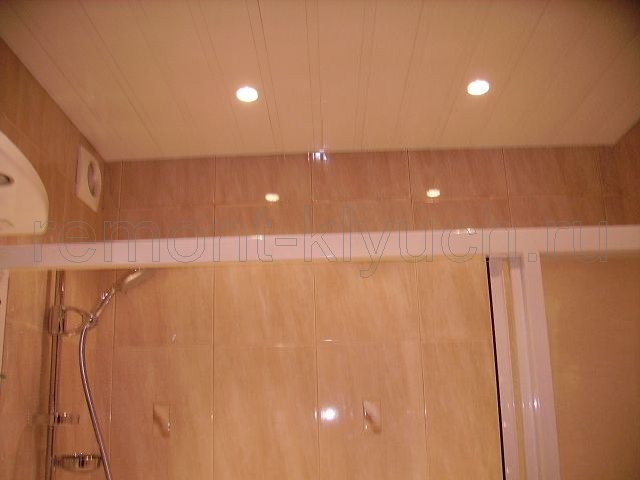 Вид реечного подвесного потолка с точечными светильниками в ванной комнате, установка вентилятора