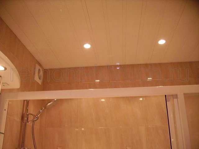 Устройство подвесного реечного потолка с точечными светильниками в ванной комнате