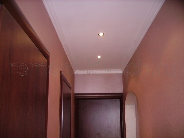 Подвесной потолок с галогенновыми светильниками в коридоре