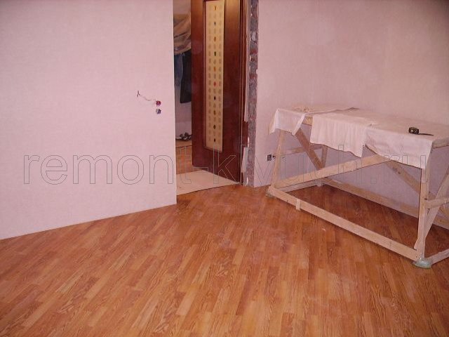 Устройство полов в комнате из ламинированного паркета с замком стандартного размера, выложенного по диагонали, окраска стен краской с колором
