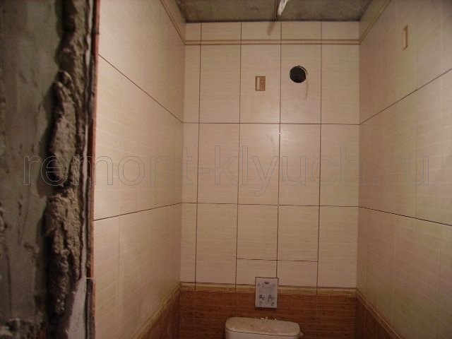 Облицовка стен туалетной комнаты керамической плиткой с устройством бордюра и затиркой швов, высверливание отверстий в керамической плитке