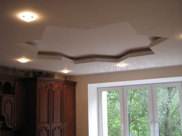 Освещение точечными встроенными светильниками подвесного потолка из ГКЛ, установка кухонного гарнитура 