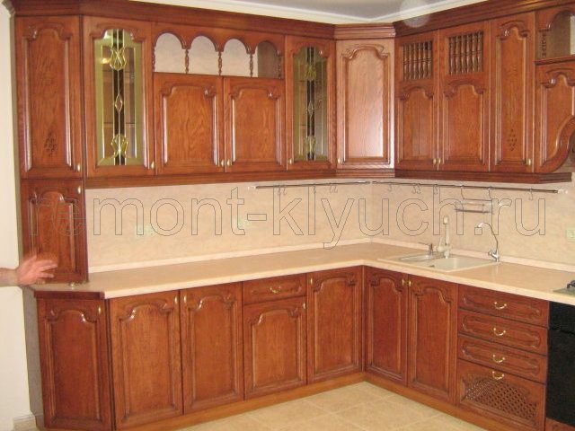 Установка мойки кухонной с двумя секциями, смесителя, кухонной мебели