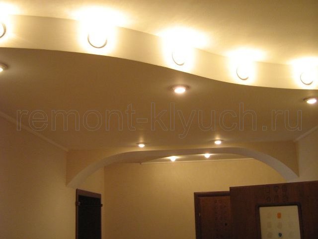Готовое устройство подвесного потолка из ГКЛ с встроенными светильниками в холле 