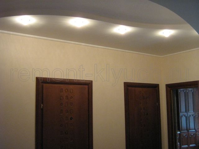 Оклеивание стен виниловыми обоями, окраска подвесного потолка с встроенными светильниками в/д краской, установка потолочного плинтуса, монтаж дверных блоков с полотнищами дверей, доборами, наличниками