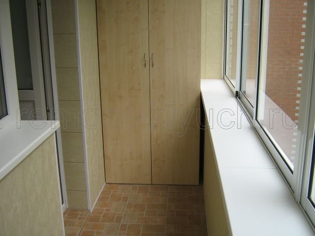 Установка подоконников, облицовка стен и дверного проёма балкона пластиковыми панелями с обрешоткой и молдингами, устройство полов из керамической плитки, установка шкафа