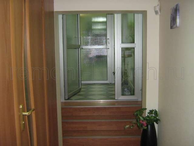 Монтаж дверных блоков с частичным остекленем дверей и полностью из стекла, комбинированное напольное покрытие коридора из ламинированного паркета и керамических плиток