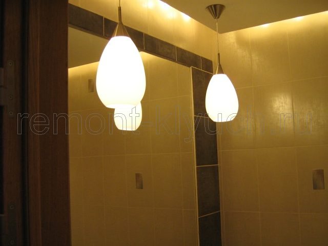 Освещение готовой ванной комнаты после ремонта светильниками подвесного потолка