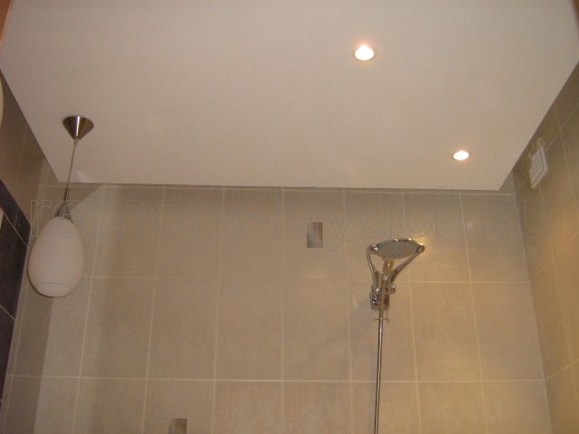 Установка вентилятора, крюка для лейки душа, вид ванной комнаты после ремонта