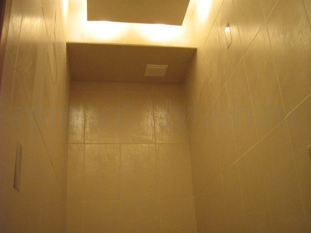 Готовый вид туалета после ремонта с освещением подвесного потолка